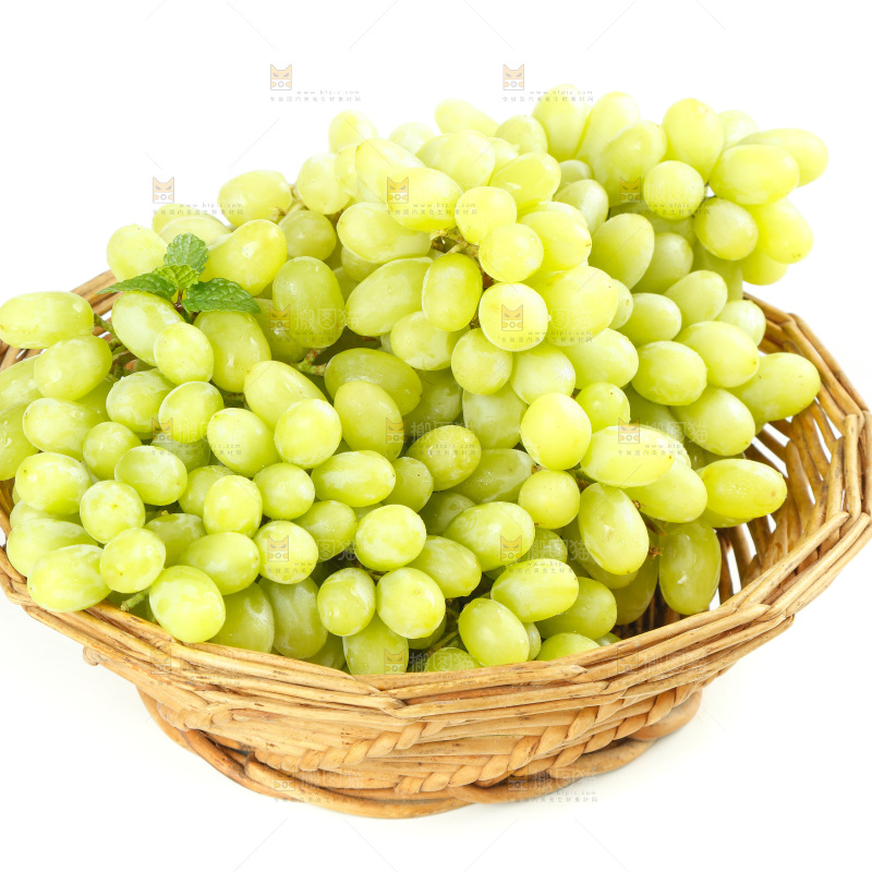 白底上放着一篮新疆无核白葡萄