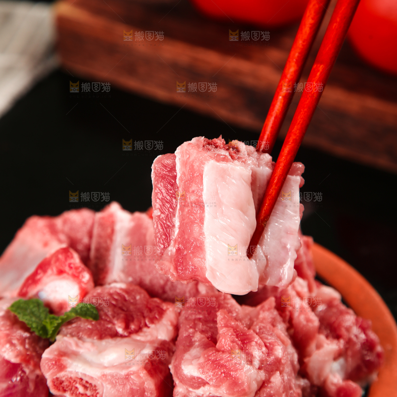 筷子上夹着排骨