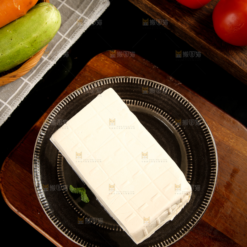 木底上放着一盘鲜豆腐