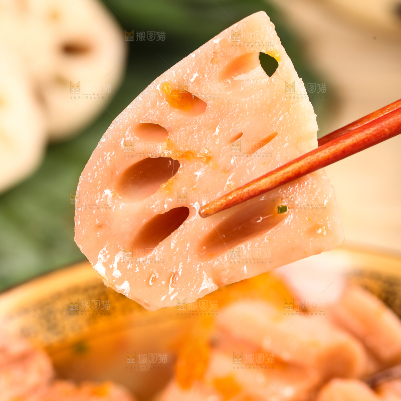 筷子上夹着粉藕