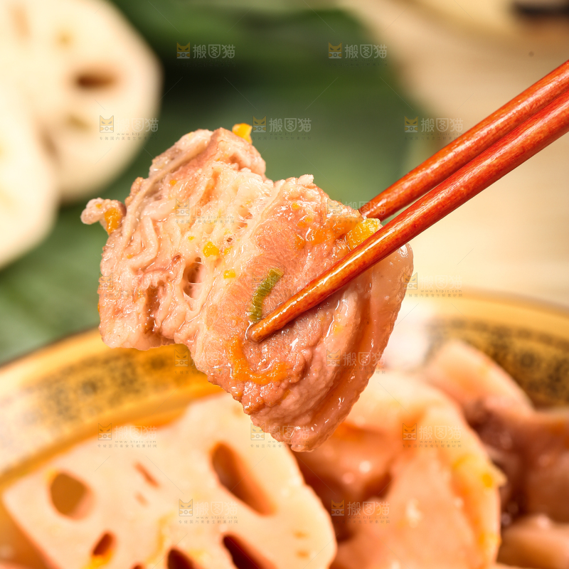 筷子上夹着猪肉