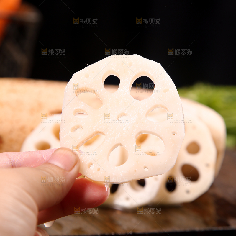 手里拿着藕片