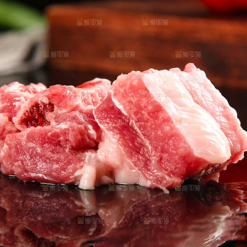 黑底上的猪骨头
