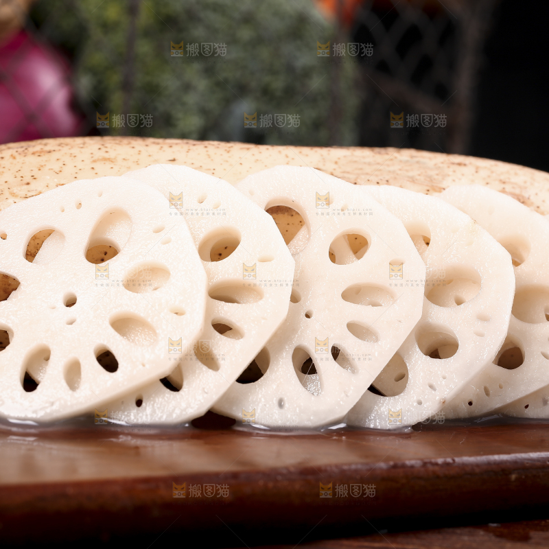 木板上放着莲藕和藕片