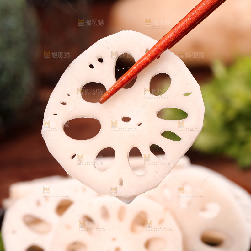 筷子上夹着藕片