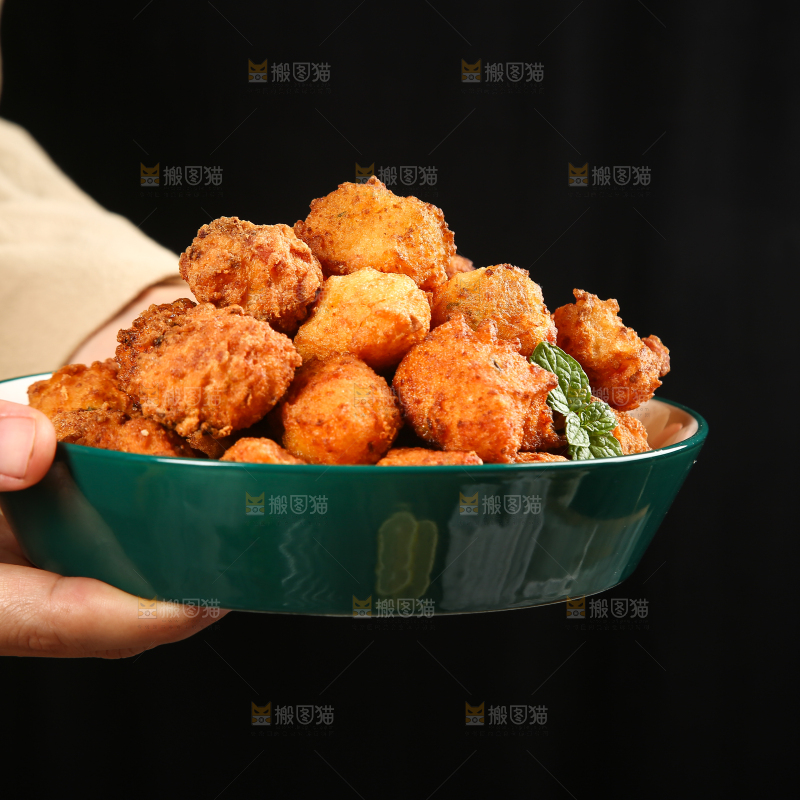 手里端着一盘豆腐圆子