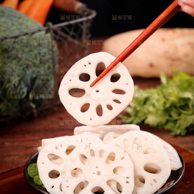 筷子上夹着藕片
