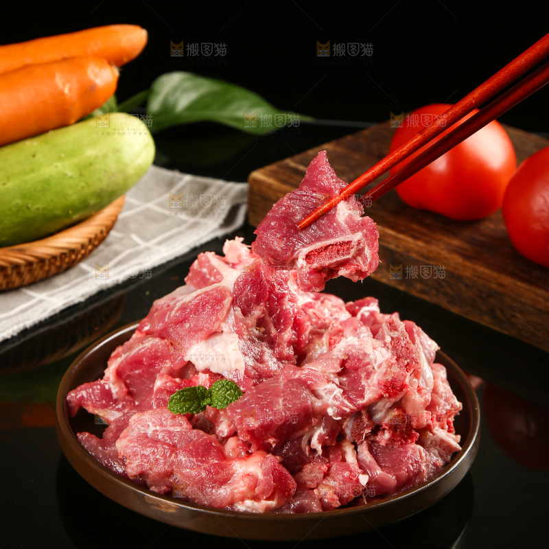 筷子上夹着排骨