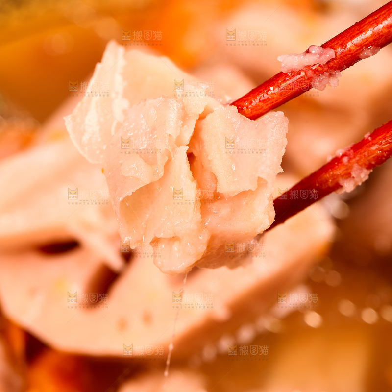 筷子上夹着粉藕
