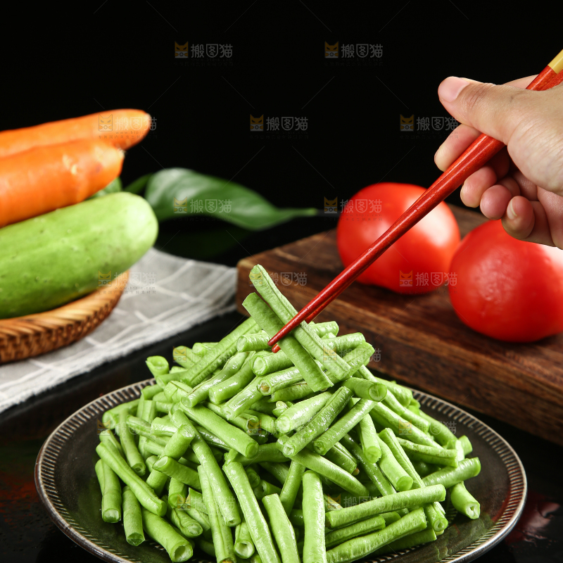 筷子上夹着嫩豆角