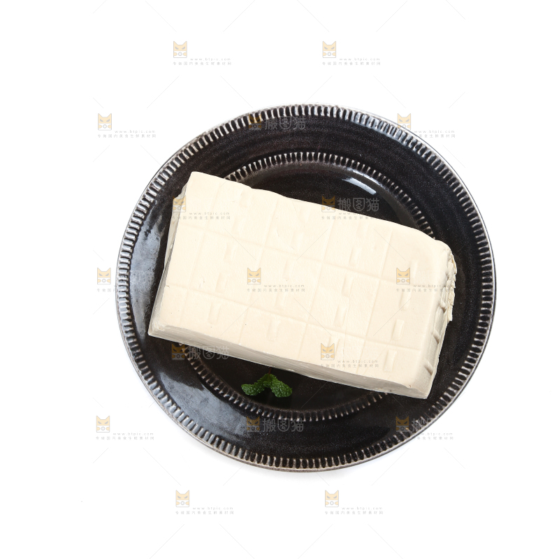 盘子里放着一块豆腐