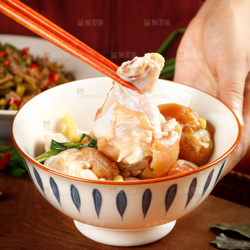 筷子上夹着小鸡腿