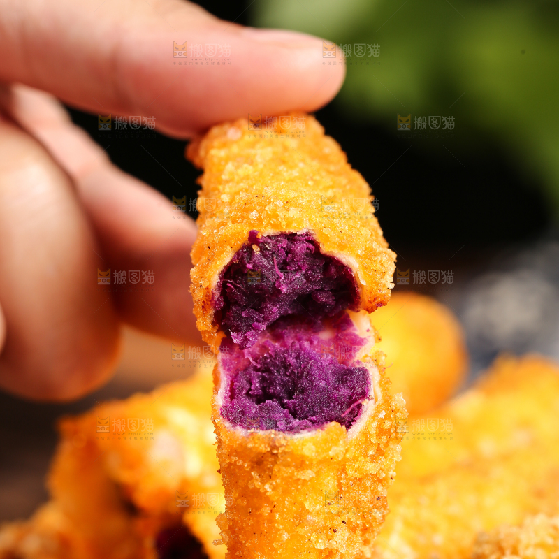 手里拿着酥脆紫薯卷