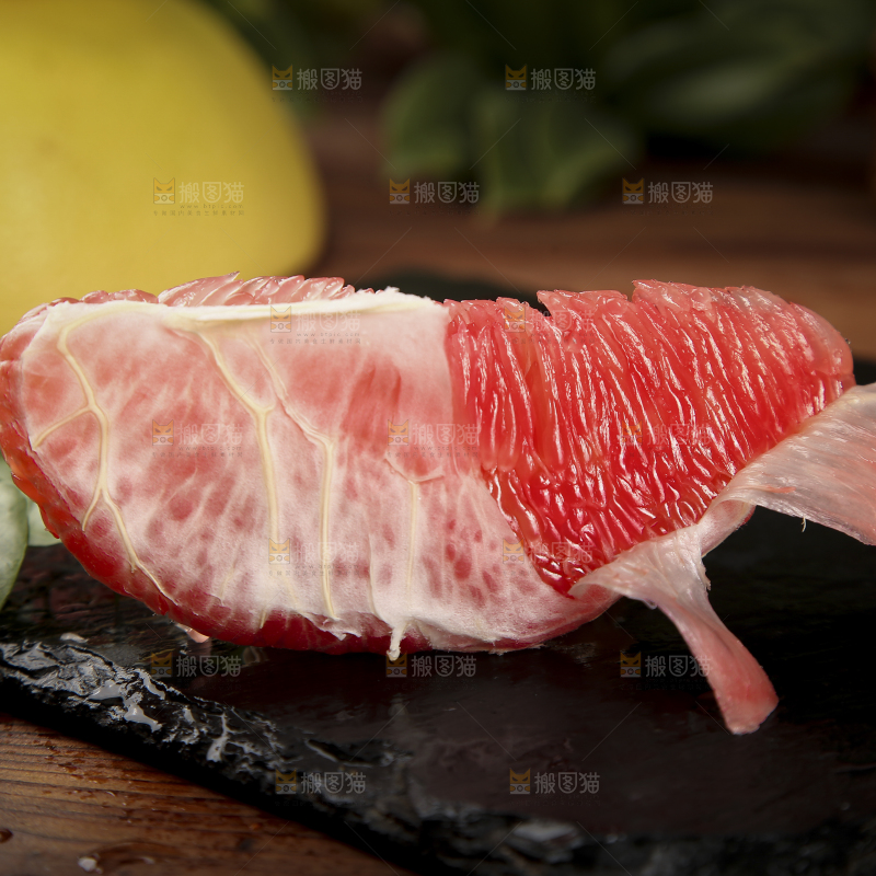 黑底上的福建红心蜜柚