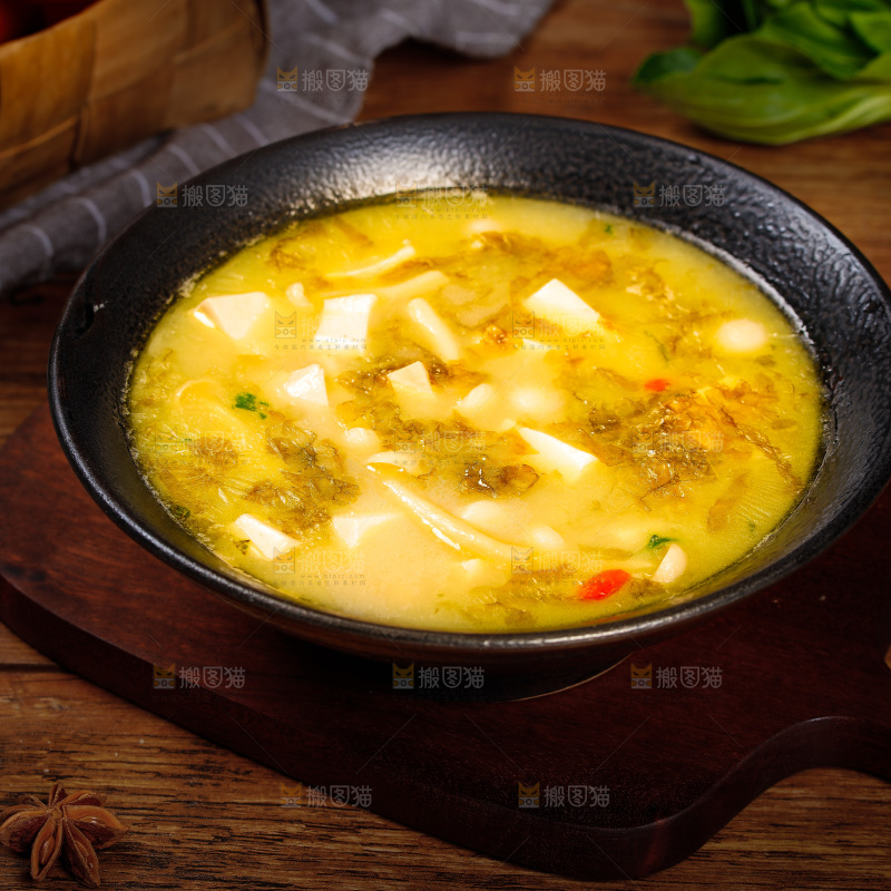 木底上放着一碗鲫鱼豆腐汤