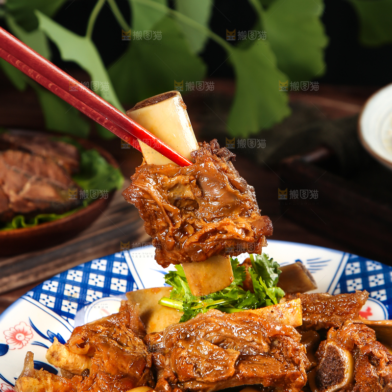 筷子上夹着红烧牛排骨