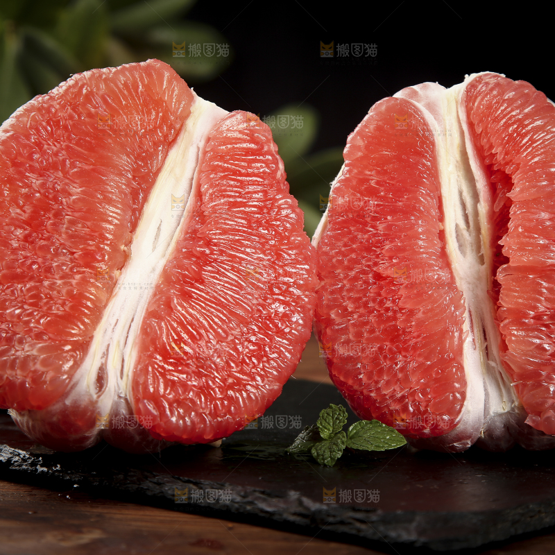 黑底上的红心蜜柚果肉