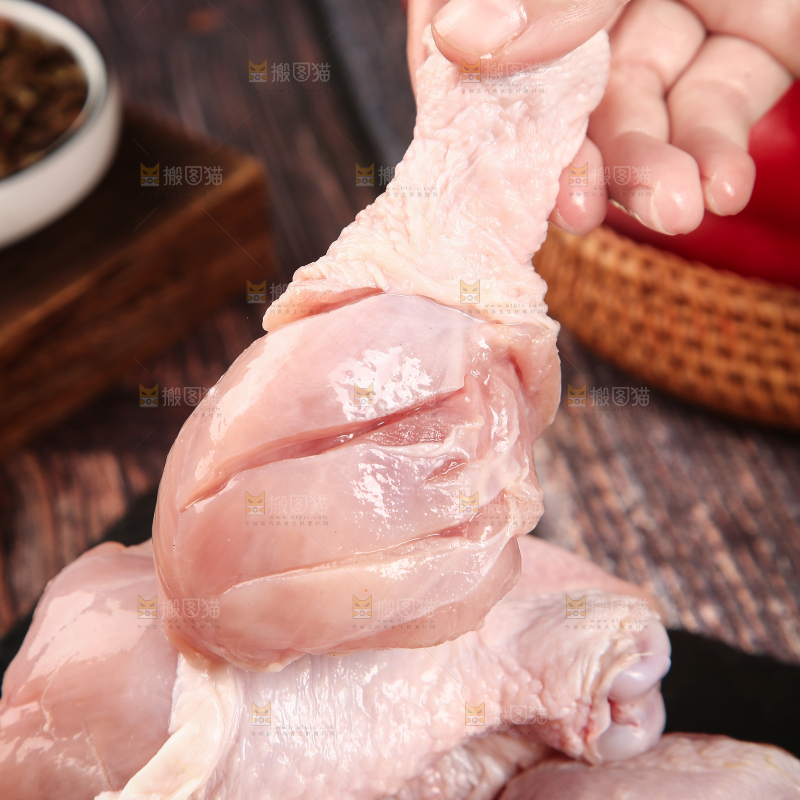 手里拿着鸡腿肉