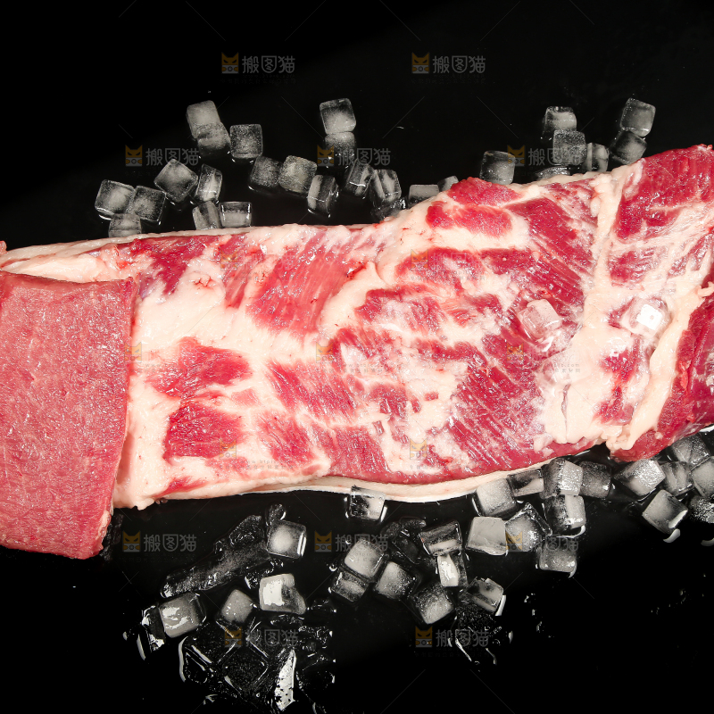 黑底上的冷冻猪肉