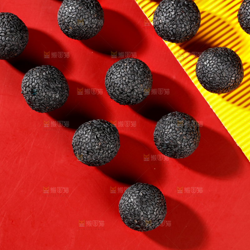 彩色底上摆放着黑芝麻丸