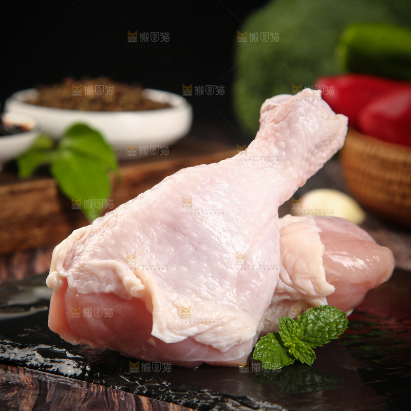 黑石底上放着新鲜鸡腿