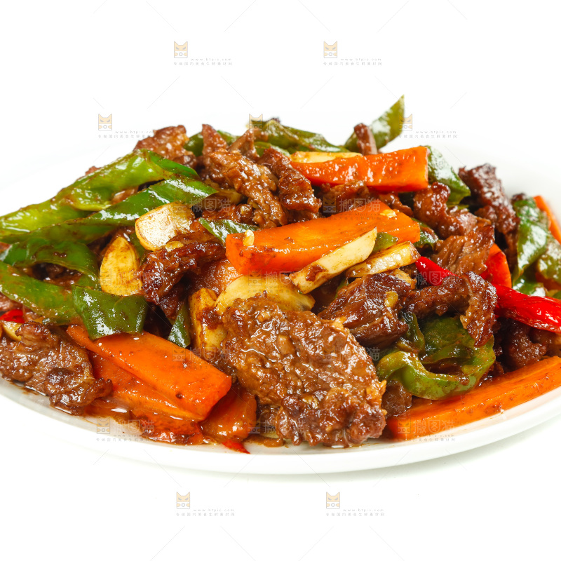白底上一盘青椒炒牛肉