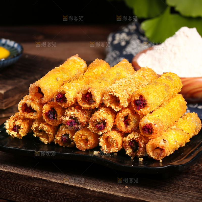 木底上放着一盘香酥紫薯条