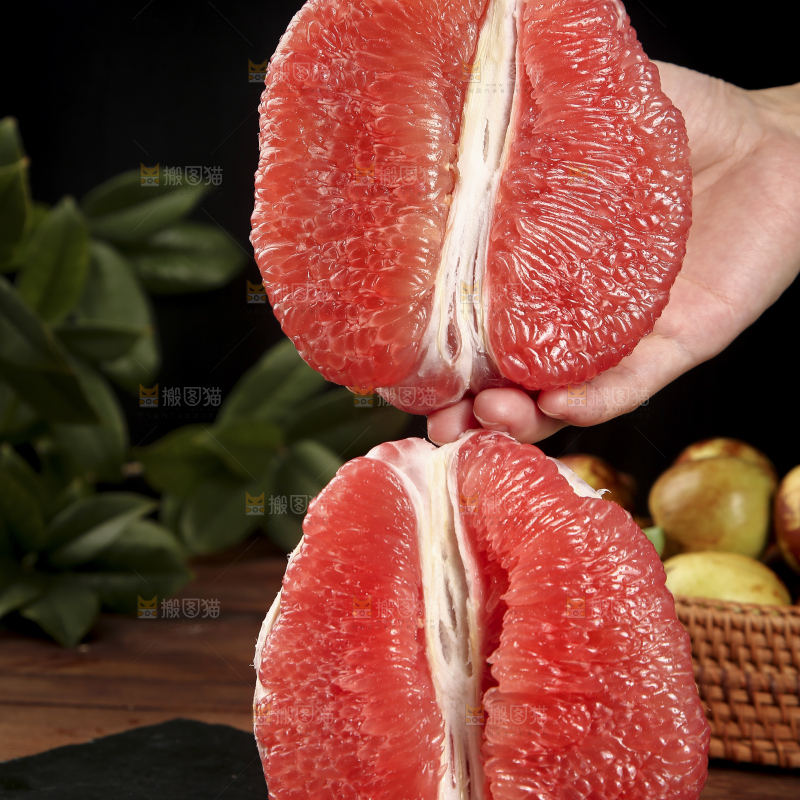 手里拿着红肉蜜柚