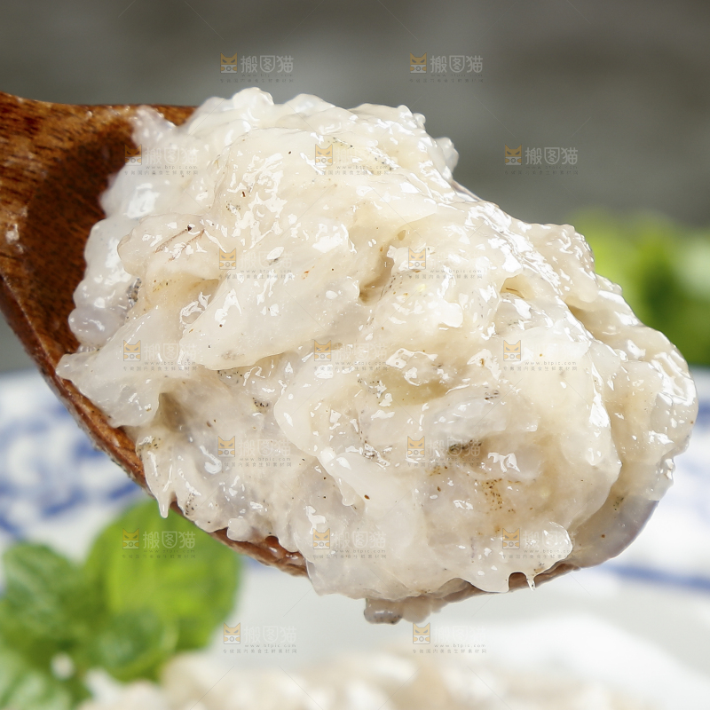 勺子上舀着虾肉