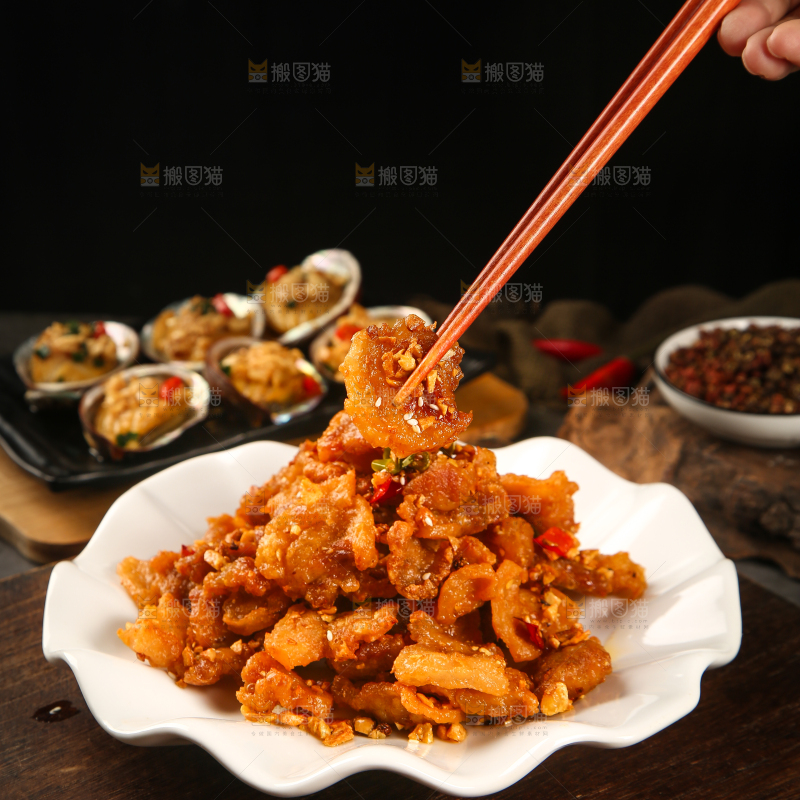 筷子上夹着小酥肉