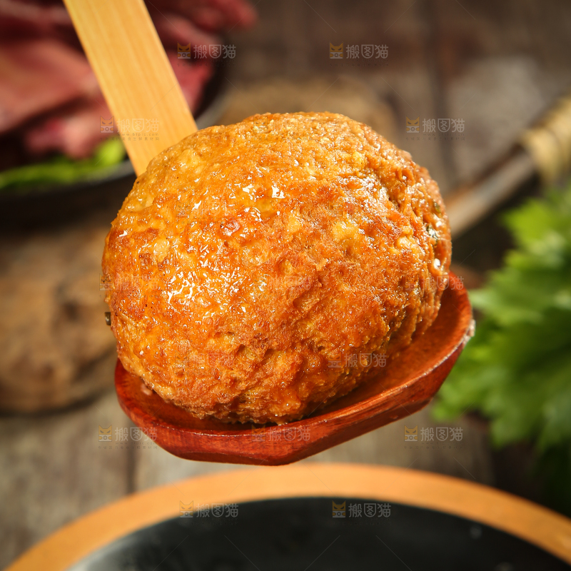 勺子上舀着肉丸子
