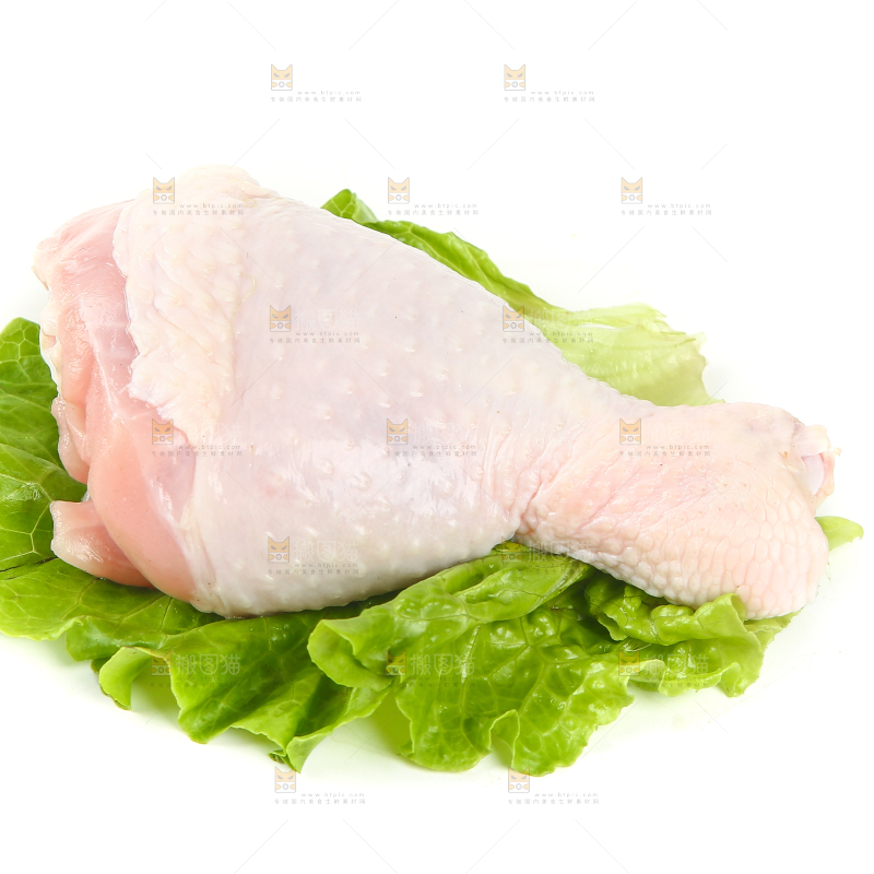菜叶上放着生鸡腿