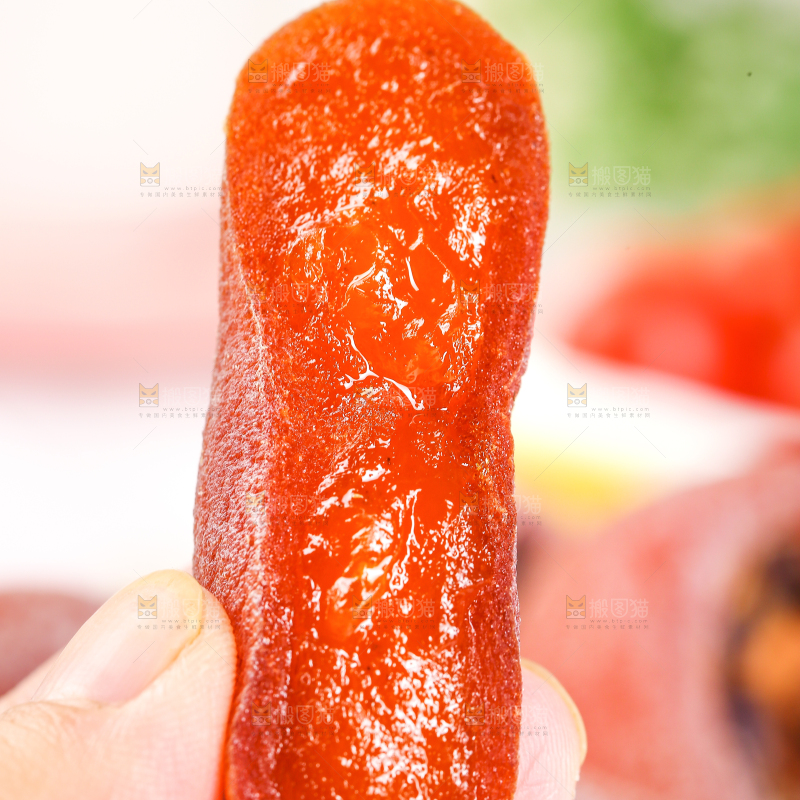 手里拿着柿饼