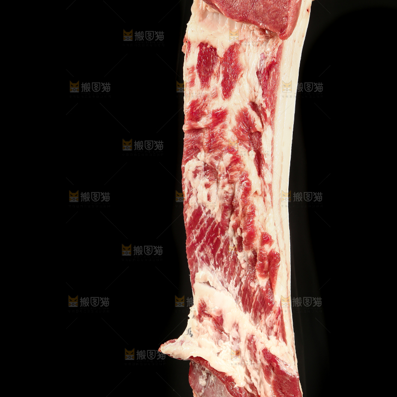 手里拿着新鲜猪肉