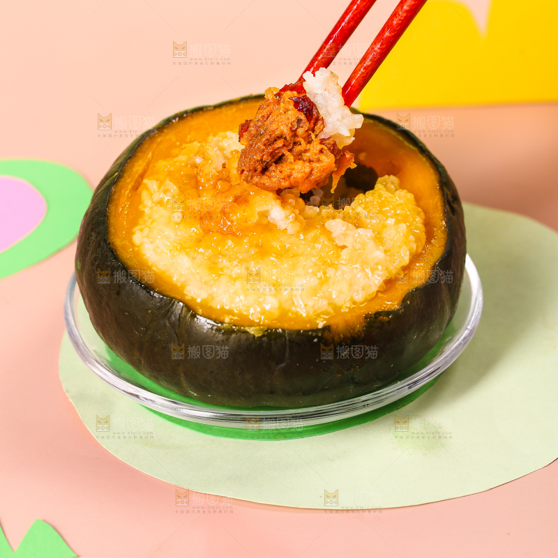 手里端着彩底上摆放着贝贝南瓜蒸饭