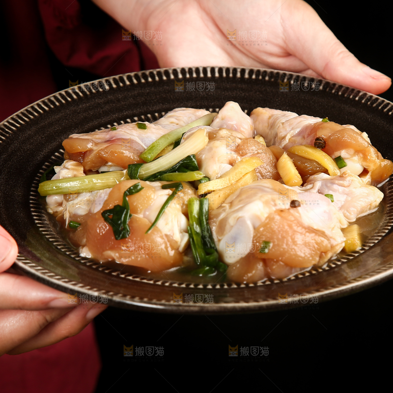 碗里腌制的小鸡腿