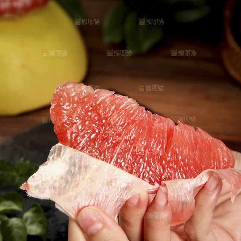 手里拿着红心柚