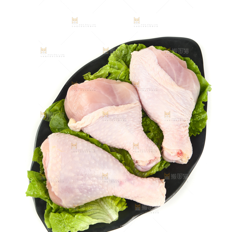 白底上摆放着一盘鸡腿