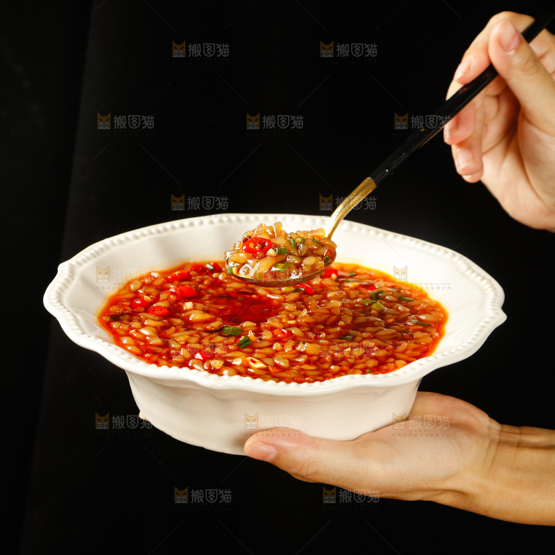 手里端着一盘酸爽漏鱼