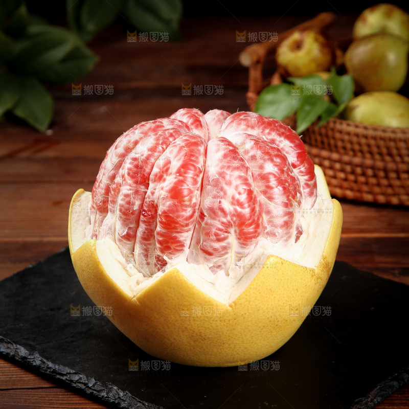 黑石板上红肉蜜柚