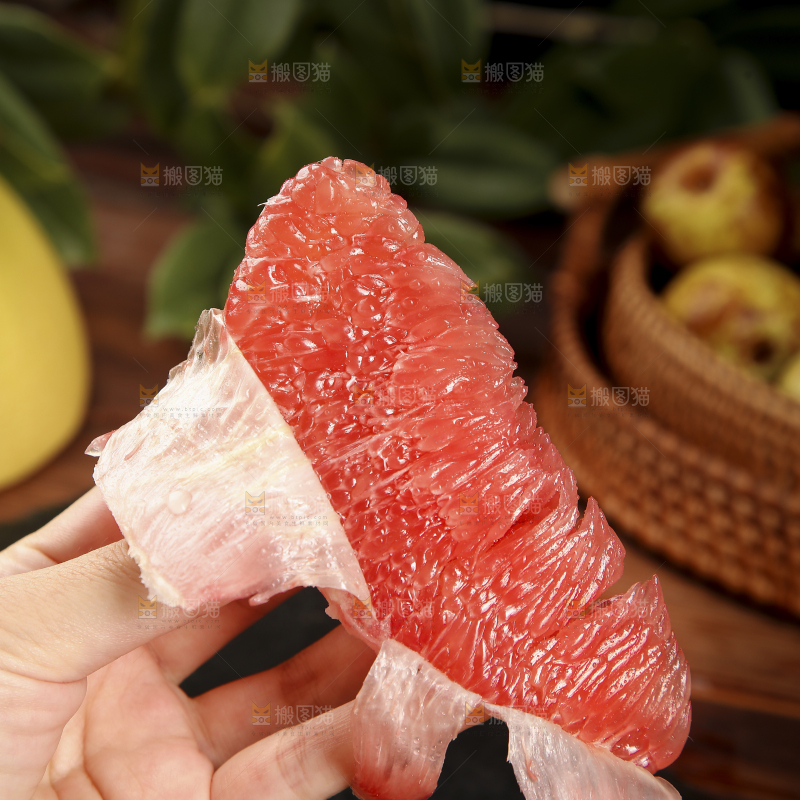 手里拿着红心柚