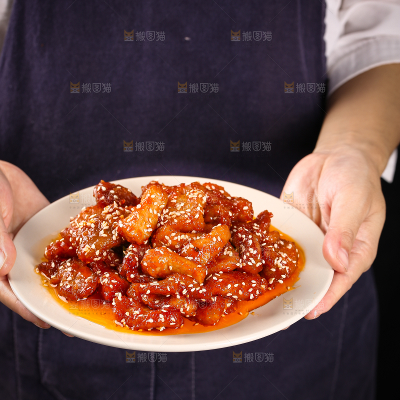 手上端着一盘糖醋里脊