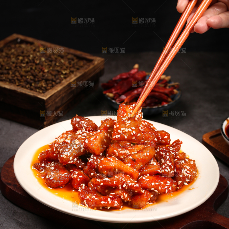筷子上夹着里脊肉