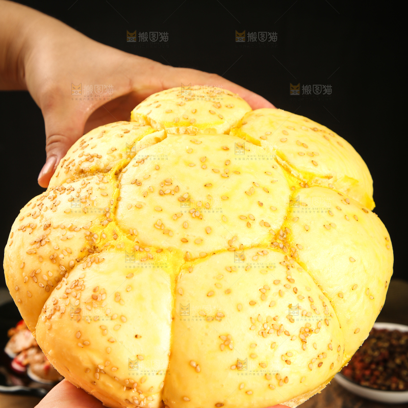 手里端着黄金面包