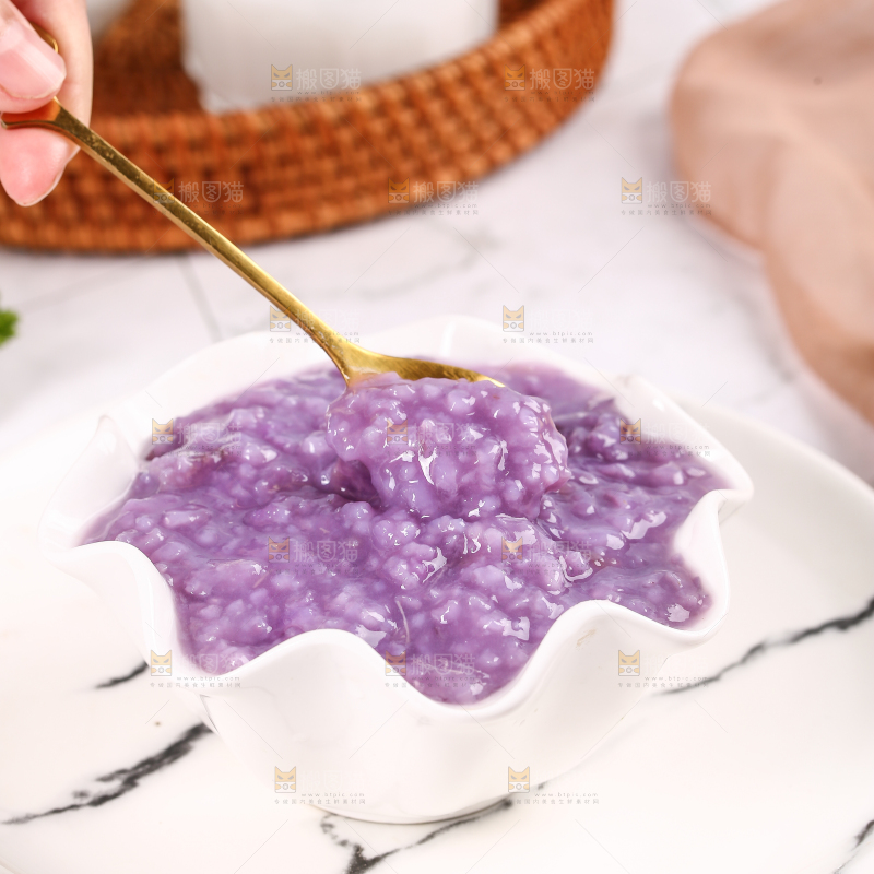 勺子上舀着紫薯稀饭