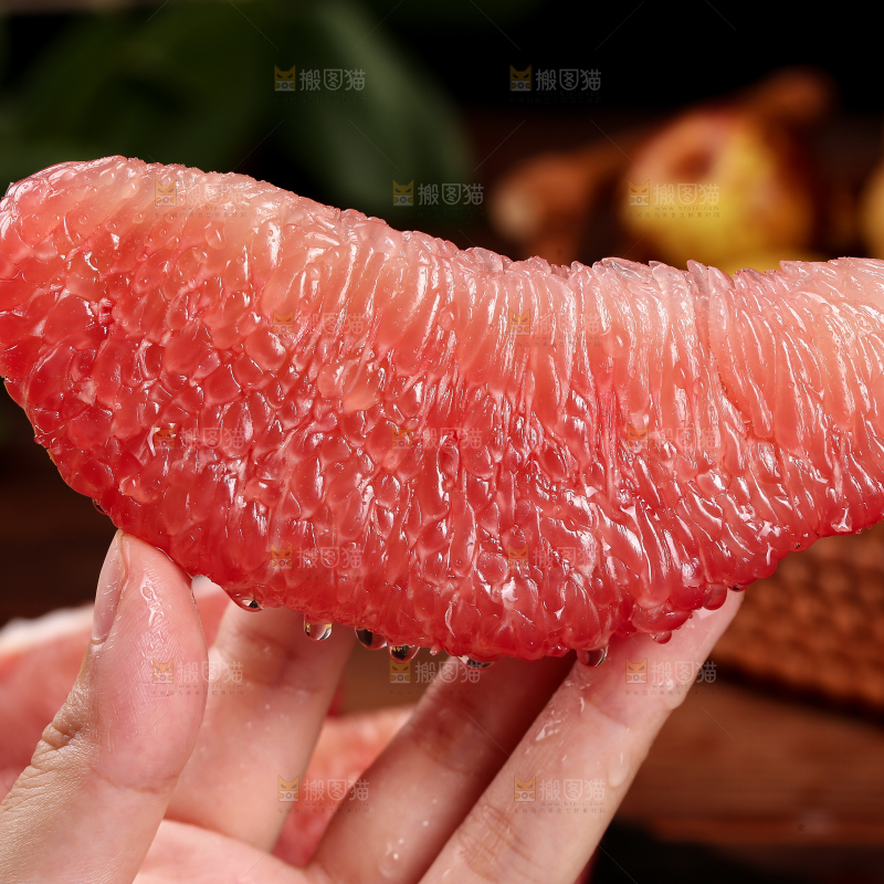 手里拿着红柚
