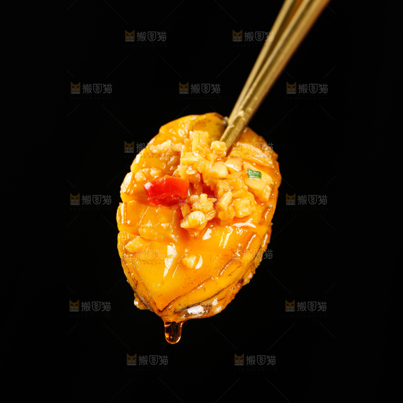 筷子上夹着蒜蓉鲍鱼