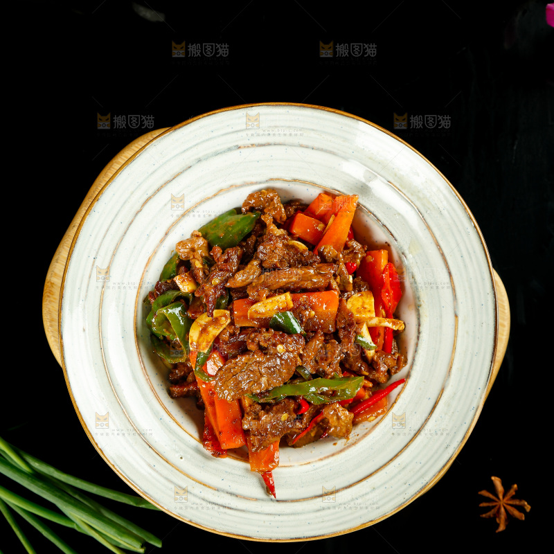 木板上放着一盘青椒烧牛肉