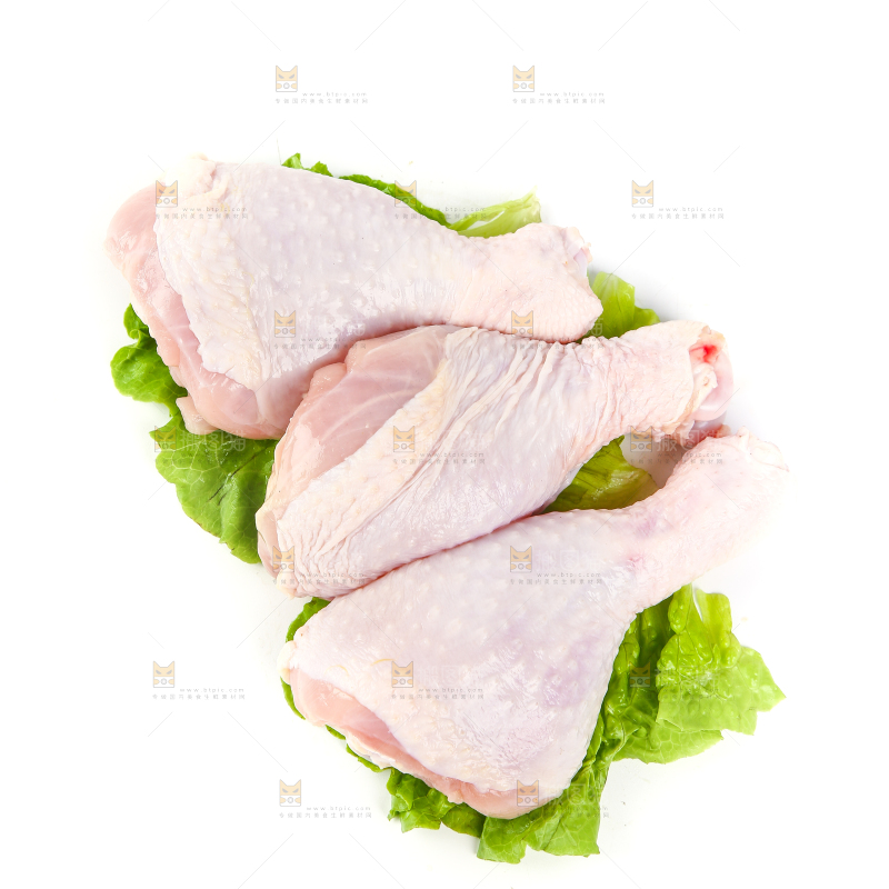 菜叶上放着生鸡腿