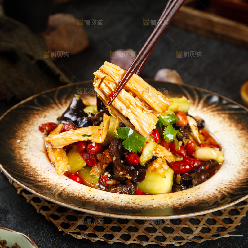 筷子上夹着黄瓜拌腐竹